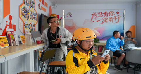 東城區(qū)“暖新驛站”化身清涼補給站